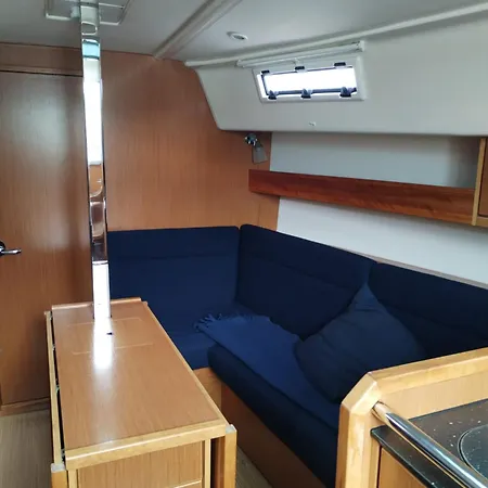Hotel na wodzie Spend A Night On A Sailing Boat