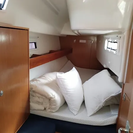 Spend A Night On A Sailing Boat Hotel na wodzie
