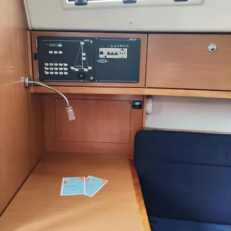 Hotel na wodzie Spend A Night On A Sailing Boat